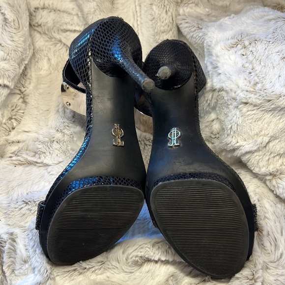 Jennifer Lopez size 6 high heels snake like material - Picture 3 of 4